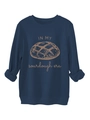 Détail de l'illustration de pain au levain sur un sweat-shirt bleu marine - Bleu Marine