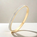 Dettaglio del bracciale in acciaio al titanio dorato con doppia fila di cristalli - Stile con Doppia Fila di Strass (TT0031) / Oro