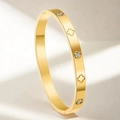 Vue détaillée du bracelet doré en acier inoxydable avec trèfles et zircons incrustés - Trèfle Doré (TT0016)