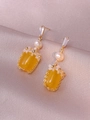 Detail of vintage gold earrings with red agate, white flower, and freshwater pearl - Earrings (E1197) / Yellow