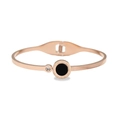 Detalle de brazalete en oro rosa con números romanos, incrustación negra y circonita - Estilo Oro Rosa (TT0107)