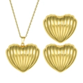 Elegantes goldenes Herz-Schmuckset mit strukturierter Halskette und passenden Herz-Ohrsteckern - Gerippter Herz-Stil (STJS257)