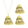 Goldenes geometrisches Schmuckset mit Dreieck-Halskette und Ohrsteckern mit Strahlenmuster - Radial Texturierter Dreiecksstil (STJS2545)