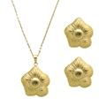 Detailansicht des goldenen Blumen Halsketten und Ohrring Sets mit Blütenblatt Textur - Fünfblättrige Blume Stil (STJS2511)