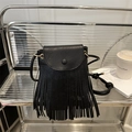 Schwarze Vintage Umhängetasche aus PU-Leder mit langen Fransen und Klappverschluss - Schwarz