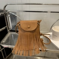 Böhmische braune Mini-Umhängetasche mit Fransen und rundem Schnallendetail aus Leder - Braun