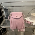 Rosafarbene Fransen-Umhängetasche in Kunstleder-Optik mit geflochtenem Riemen - Rosa