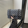Piccola borsa a patta grigio scuro con jacquard di lettere M e tracolla a catena - Nero