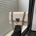 Elegante borsa beige a tracolla con motivo a monogramma e doppia tracolla a catena in stile - Bianco