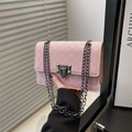 Elegante borsa squadrata in pelle testurizzata rosa con catena scura e patta frontale - Rosa
