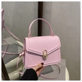 Dettaglio della borsa rosa con chiusura a girello dorata e tracolla regolabile - Rosa