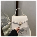 Dettaglio della borsa squadrata bianca con chiusura ovale dorata e pelle opaca - Bianco