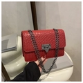 Detail der roten geflochtenen Mini-Tasche mit Metallkette und Verschlussmechanismus - Rot