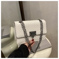 Detailansicht der weißen Tasche mit Webmuster, Metallkette und geometrischem Verschluss - Weiß