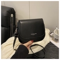 Dettaglio borsa a sella nera con scritta Fashion Trend Est 1996 in argento lucido - Nero