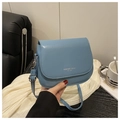 Dettaglio borsa a sella azzurra con logo Fashion Trend e tracolla regolabile - Blu
