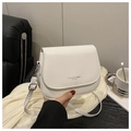 Dettaglio della borsa a sella bianca con scritta Fashion Trend vicino a caffè - Bianco