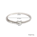 Detalle de pulsera de mariposa de acero inoxidable con nácar blanco y circonitas - Brazalete de Mariposa Plateado