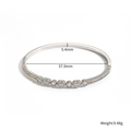 Vista detallada de la pulsera de corazón plateada con cristales y diámetro de 57,9 mm - Brazalete de Corazón con Circonitas Plateado
