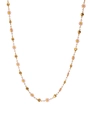 Dettaglio della collana a catena dorata con margherite rosa e pendenti a cuore lucidi - Oro + Rosa
