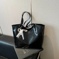 Grande borsa tote nera lucida con fiocco di pizzo bianco e ciondolo di perle - Con Ciondolo / Nero