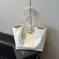 Borsa tote bianca in ecopelle con ciondolo a fiocco in pizzo perlato e tracolla - Con Ciondolo / Bianco