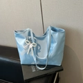 Grande borsa shopper azzurra con ciondolo a fiocco di perle e finiture in pizzo - Con Ciondolo / Blu