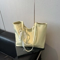 Borsa tote giallo chiaro minimalista con ciondolo in perle e pizzo sul manico - Con Ciondolo / Giallo