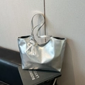 Sac fourre-tout argenté métallisé avec breloque nœud en perles et grande capacité - Avec Pendentif / Argenté