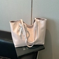 Sac cabas rose clair en similicuir avec élégant pendentif en dentelle et perles - Avec Pendentif / Rose