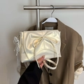 Detalle de bolso blanco perlado con lazo grande, encaje y colgante de perlas fino - Amarillo Perlado Con Colgante