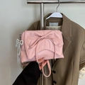 Detalle del bolso de cuero rosa con lazo grande y colgante de perlas y encaje - Rosa con colgante