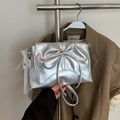 Bolso de hombro plateado metálico con lazo grande y colgante de perlas sobre blanco - Plata (Con Colgante)