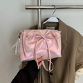 Detalle de bolso rosa perlado con nudo de lazo y colgante de encaje con perlas finas - Rosa Perlado Con Colgante