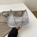 Borsa baguette argento con stampa pitonata, catena dorata e design moderno curvo - Argento