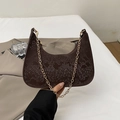 Borsa a spalla marrone scuro effetto serpente con tracolla a catena dorata chic - Marrone