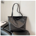 Detail van zwarte houndstooth-reliëftextuur en logo op de grote shopper handtas - Zwart