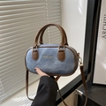 Borsa a mano retrò in denim con rifiniture in pelle marrone e scritte dorate sulla borsa - Blu