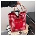 Detail der rot-weiß karierten Canvas-Einkaufstasche mit Kontrasttasche und geflochtenen Seilen - Rote Seite A (Rot-Weiß Kariert)