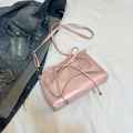 Sac à bandoulière rose chic avec fini satiné et grand nœud sur tissu blanc - Rose Perlé