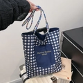 Borsa tote in tela a scacchi con manici intrecciati su valigia bianca per viaggi e relax - Blu