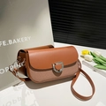 Bolso bandolera de retazos marrón con textura tejida y elegante cierre de hebilla en D - Marrón