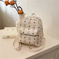 Mini-Rucksack in Beige mit braunem Bärenmuster und goldenen Reißverschlüssen - Weiß