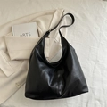 Minimalistische schwarze Leder-Hobo-Schultertasche mit verstellbarem Gurt und Gold - Schwarz