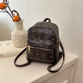 Kleiner dunkelbrauner Kunstleder-Rucksack mit Bärenmuster und goldenem Reißverschluss - Braun