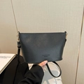 Bolso cubo negro minimalista en cuero con patrón de lichi y hebilla dorada ajustable - Negro