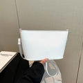 Bolso cubo minimalista de cuero blanco con herrajes dorados y correa de hombro delgada - Blanco