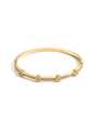 Dettaglio del bracciale in acciaio dorato con quadrifoglio e zirconi cubici luminosi - Oro