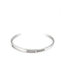 Detail van een zilveren roestvrijstalen armband met dubbele rij strass steentjes - Halfholle Open Armband met Steenbezetting / Zilver