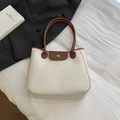 Sac fourre-tout minimaliste en cuir grainé beige avec anses brunes et logo doré - Blanc
